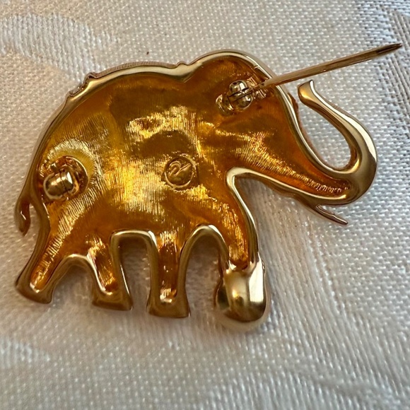 Swarovski Gold Tone red and white Crystal Elephant Brooch Pin, Swan Logo Signed - Picture 3 of 7